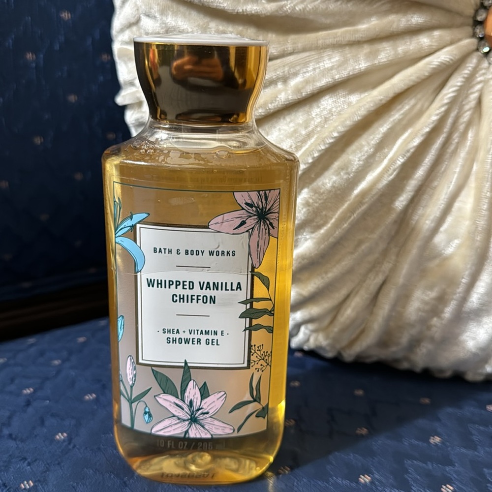 BATH & BODY WORKS SET. . . WHIPPED VANILLA CHIFFON SCENT - Picture 3 of 6